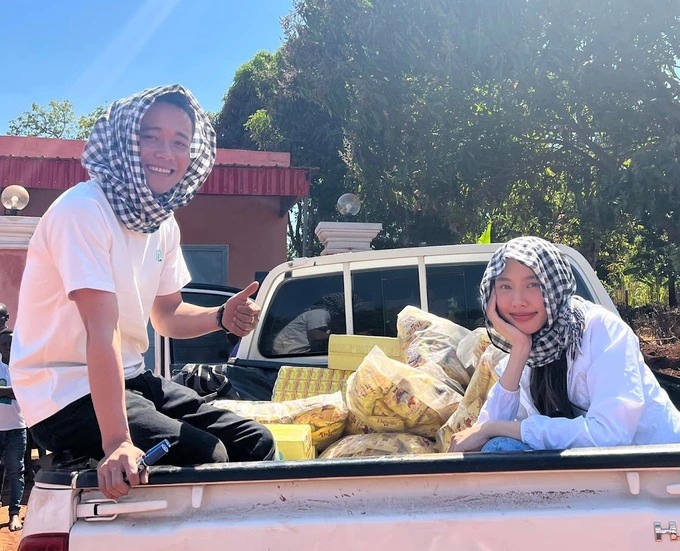 Thùy Tiên khoe vẻ đẹp phồn thực, căng đét tại sự kiện, Quang Linh hắc xì cả đêm? - Hình 11