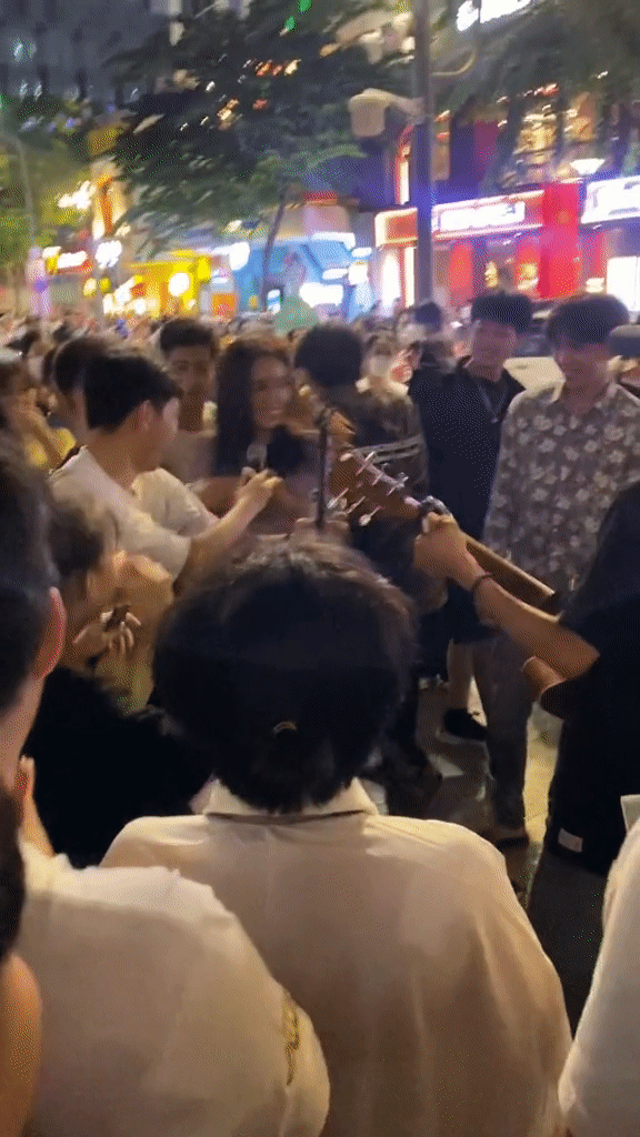 HIEUTHUHAI ga lăng, liên tiếp khen Thùy Tiên, được fan đẩy thuyền, Quang Linh chính thức ra rìa? - Hình 10