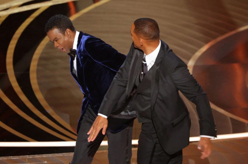 Will Smith bất ngờ làm điều này sau khi xin lỗi Chris Rock với cái tát thẳng mặt tại Oscar - Hình 1