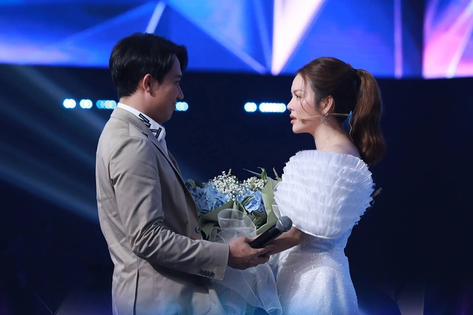 Lý Nhã Kỳ bỏ chạy, Thái Khoa giành hoa, màn cầu hôn nữ - nữ và những điều chưa từng có tiền lệ NALA - Hình 2