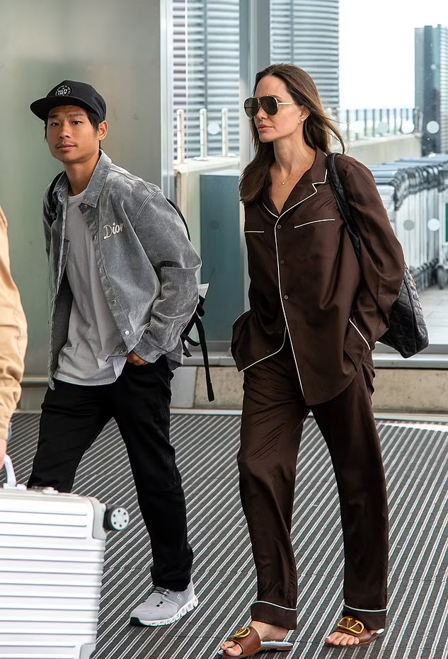 Angelina Jolie khoe eo thon cá tính trên phố trong lúc chồng cũ theo đuổi style đầy nữ tính - Hình 5