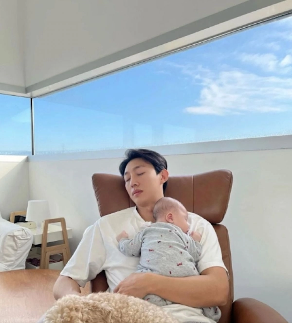 Kang Ki Young: Mờ nhạt suốt 13 năm, nay đổi đời nhờ Nữ luật sư kỳ lạ, hôn nhân viên mãn - Hình 8