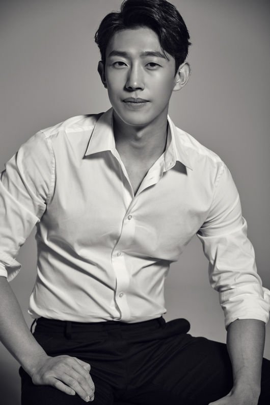 Kang Ki Young: Mờ nhạt suốt 13 năm, nay đổi đời nhờ Nữ luật sư kỳ lạ, hôn nhân viên mãn - Hình 1