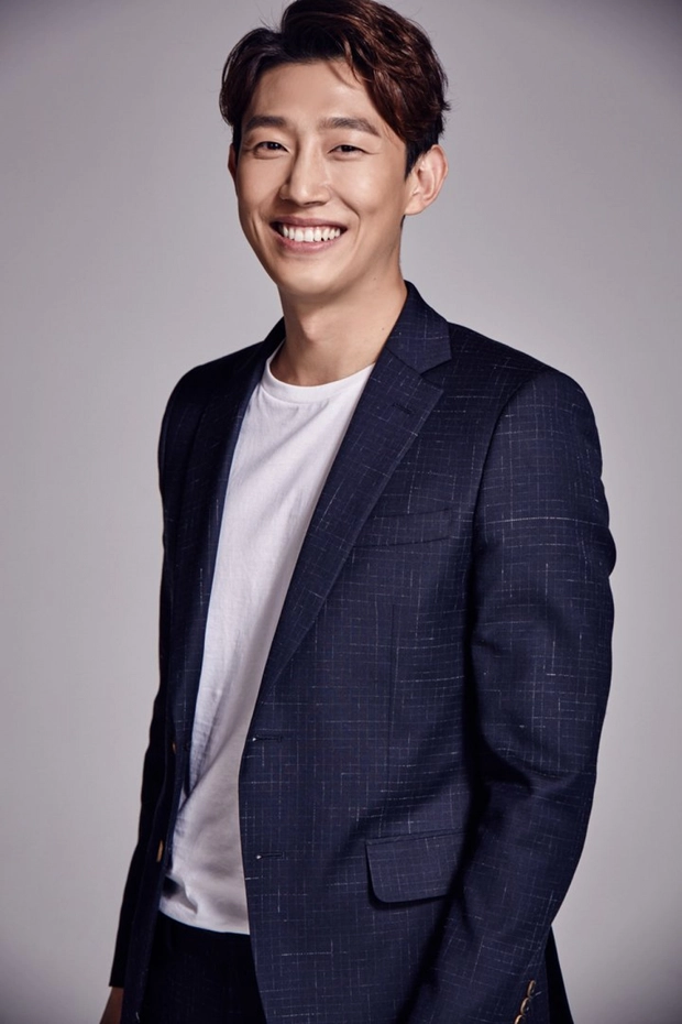 Kang Ki Young: Mờ nhạt suốt 13 năm, nay đổi đời nhờ Nữ luật sư kỳ lạ, hôn nhân viên mãn - Hình 2