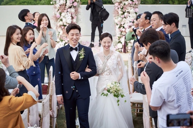 Kang Ki Young: Mờ nhạt suốt 13 năm, nay đổi đời nhờ Nữ luật sư kỳ lạ, hôn nhân viên mãn - Hình 7