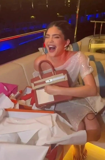 Kylie Jenner bị ném đá vì dùng thái độ lạnh lùng, coi thường khi đứng cạnh fan - Hình 4