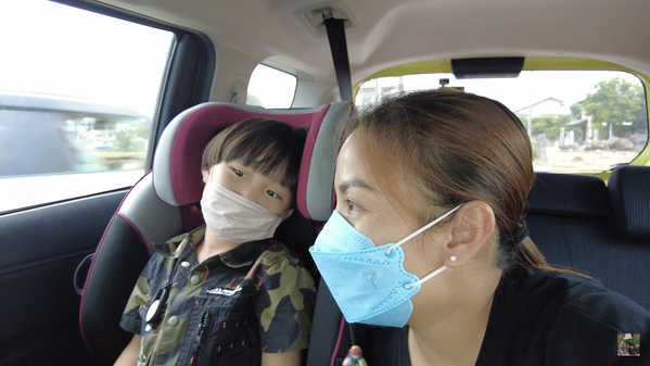 Quỳnh Trần JP xúc động, ôm chia tay mẹ ruột trước khi về Nhật, bé Sa hành động đáng yêu với bà Ngoại - Hình 6