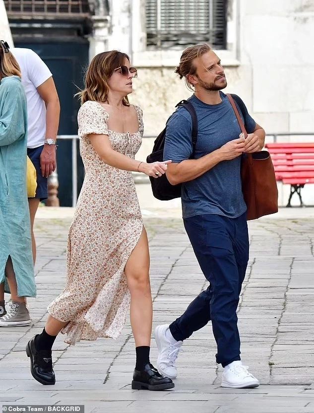 Emma Watson chính thức thừa nhận hẹn hò quý tử của ông trùm thời trang? - Hình 1