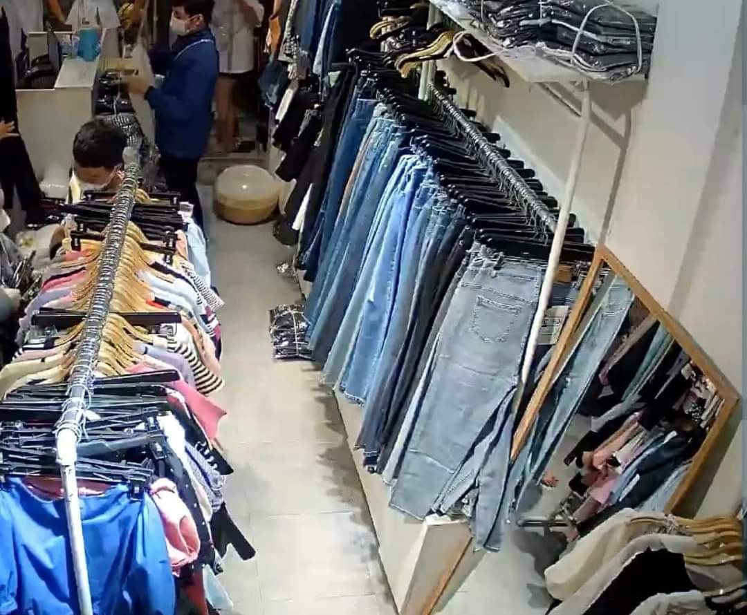 Nữ khách đến shop mua đồ lại mắc đại tiện, không thể kìm chế liền đi luôn vào khe gió máy lạnh - Hình 5