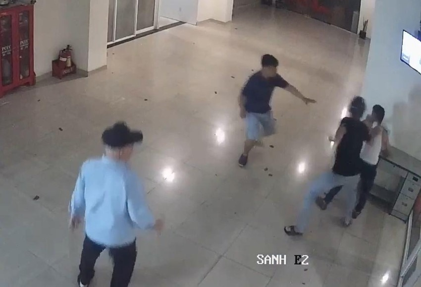 Ca sĩ Chế Phi - Con trai Chế Linh bị đánh hội đồng trong hầm chung cư - Hình 1