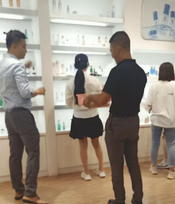 Phạm Băng Băng mặc váy ngắn cũn cỡn dạo phố, nhìn xuống phía dưới ai cũng ngỡ ngàng vì khác xa ảnh - Hình 2