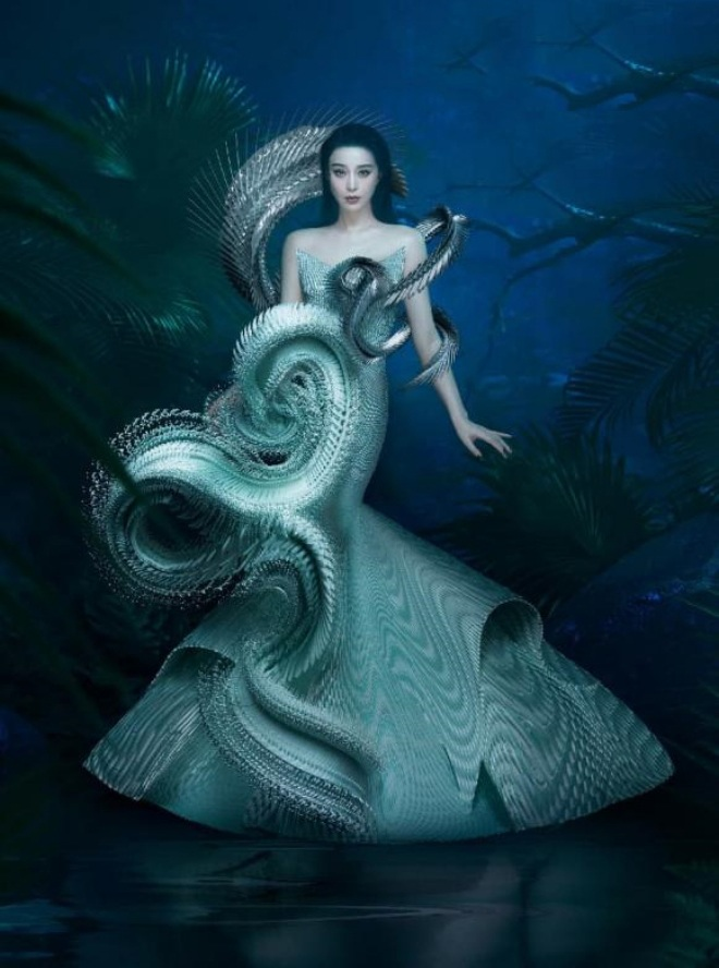 Phạm Băng Băng mặc váy ngắn cũn cỡn dạo phố, nhìn xuống phía dưới ai cũng ngỡ ngàng vì khác xa ảnh - Hình 4