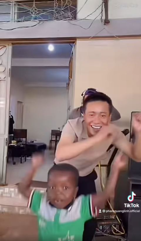 Quang Linh Vlogs và Lôi Con nhảy cực sung khi thiếu vắng Thùy Tiên, biểu cảm của nhóc tì cưng xỉu - Hình 5
