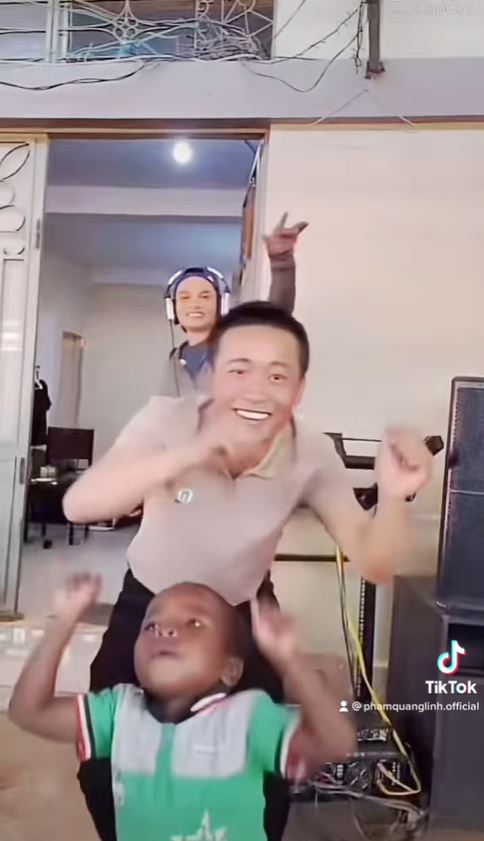 Quang Linh Vlogs và Lôi Con nhảy cực sung khi thiếu vắng Thùy Tiên, biểu cảm của nhóc tì cưng xỉu - Hình 6
