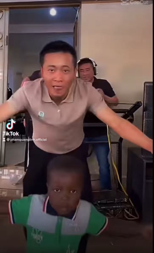 Quang Linh Vlogs và Lôi Con nhảy cực sung khi thiếu vắng Thùy Tiên, biểu cảm của nhóc tì cưng xỉu - Hình 4