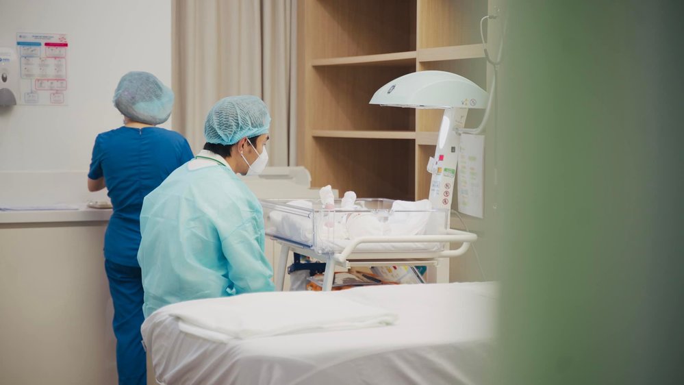 Vợ Lê Dương Bảo Lâm thông báo xuất viện, con trai thứ 3 sức khỏe ổn định sau ca phẫu thuật - Hình 9