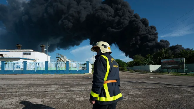 Clip: Toàn cảnh vụ cháy do sét đánh trúng bồn chứa dầu ở Cuba, ít nhất 121 người bị thương và 17 lính cứu hỏa mất tích - Hình 6