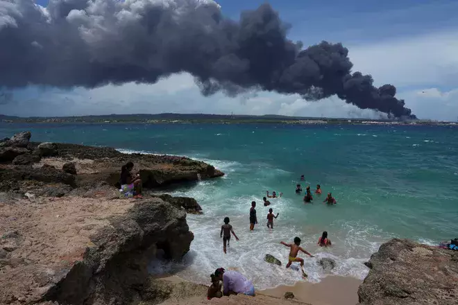 Clip: Toàn cảnh vụ cháy do sét đánh trúng bồn chứa dầu ở Cuba, ít nhất 121 người bị thương và 17 lính cứu hỏa mất tích - Hình 7