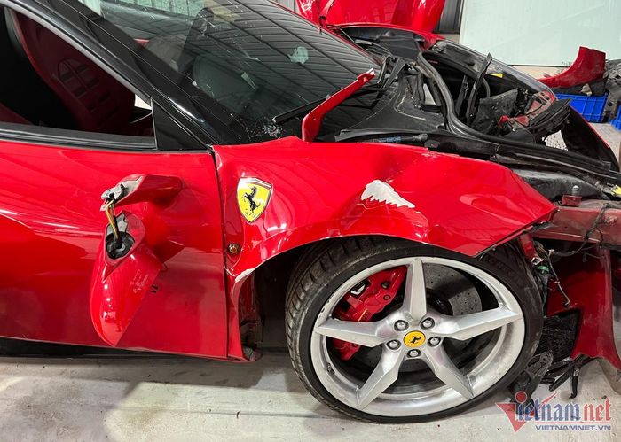 Hiện trạng hư hỏng nặng nề của siêu xe Ferrari 488 GTB bị tai nạn ở Hà Nội - Hình 4