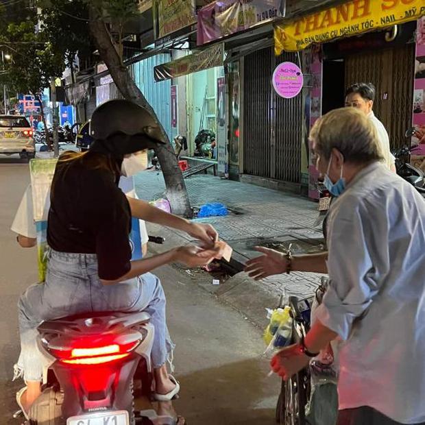 Hoa hậu Thuỳ Tiên đi xe máy làm từ thiện, ghi điểm bởi hình ảnh giản dị - Hình 3