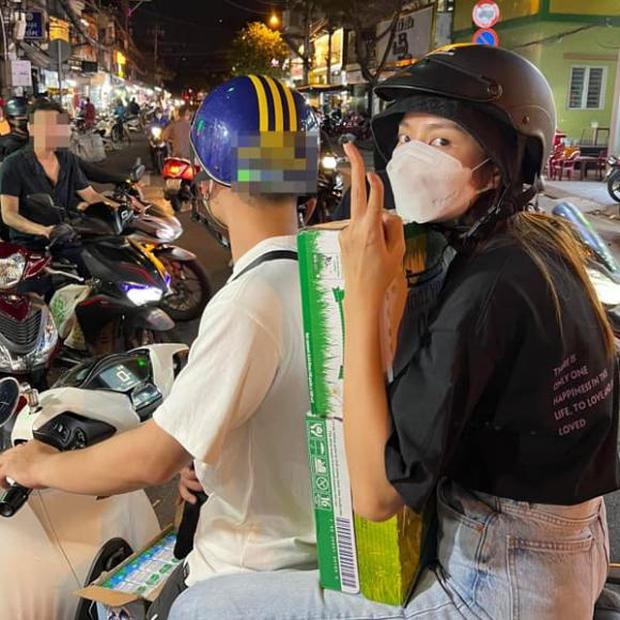 Hoa hậu Thuỳ Tiên đi xe máy làm từ thiện, ghi điểm bởi hình ảnh giản dị - Hình 5