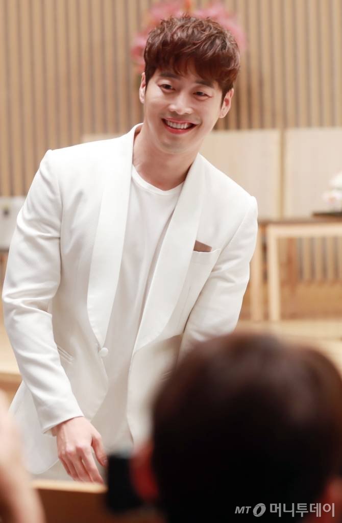 Hoàng tử nụ cười Kim Jae Won: Mỹ nam sở hữu nụ cười đẹp nhất nhì xứ Hàn và cuộc hôn nhân viên mãn bên thanh mai trúc mã - Hình 2