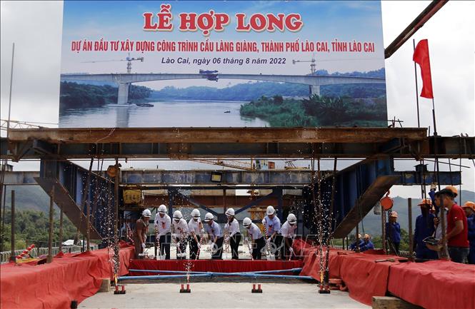 Lào Cai: Hợp long cây cầu thứ 8 bắc qua sông Hồng - Hình 1