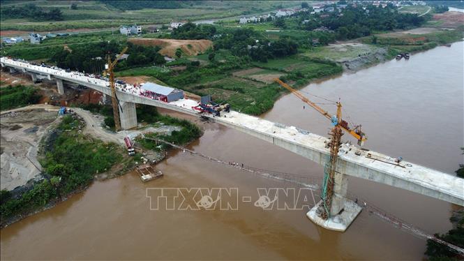 Lào Cai: Hợp long cây cầu thứ 8 bắc qua sông Hồng - Hình 2