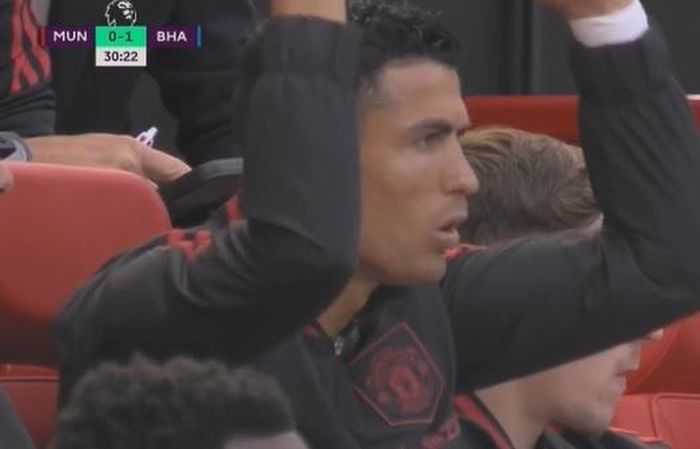 Phản ứng của Ronaldo khi MU thủng lưới - Hình 2