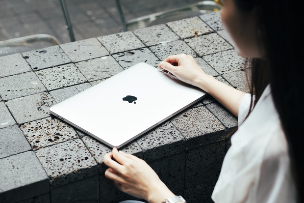 Trải nghiệm nhanh MacBook Pro M2: Hiệu năng vượt trội có bù được thiết kế nhàm chán? - Hình 2