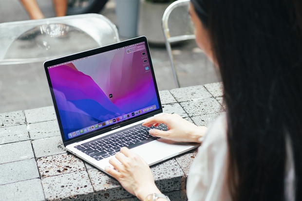 Trải nghiệm nhanh MacBook Pro M2: Hiệu năng vượt trội có bù được thiết kế nhàm chán? - Hình 3