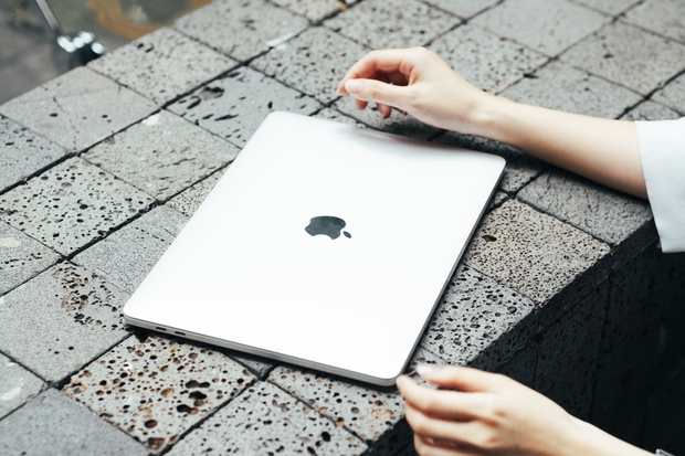 Trải nghiệm nhanh MacBook Pro M2: Hiệu năng vượt trội có bù được thiết kế nhàm chán? - Hình 1