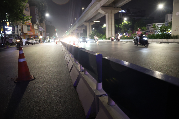 Xuyên đêm lắp dải phân cách cứng tách làn ô tô, xe máy trên đường Nguyễn Trãi, Hà Nội - Hình 1