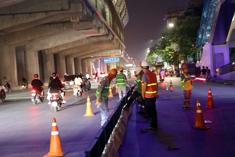 Xuyên đêm lắp dải phân cách cứng tách làn ô tô, xe máy trên đường Nguyễn Trãi, Hà Nội - Hình 2