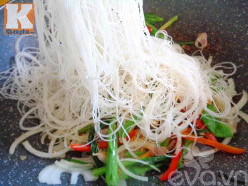 Cách làm món bún xào tôm ngon miệng cho ngày mới - Hình 8