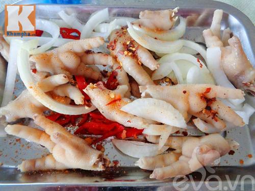 Cách làm món chân gà nướng muối ớt cay ngon tuyệt vời - Hình 7