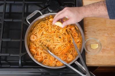 Cách làm món spaghetti xốt tôm nóng hổi cho bữa sáng ngon miệng - Hình 7