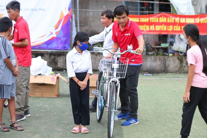 Cựu tuyển thủ U20 Việt Nam với Nghĩa tình quê hương - Hình 9