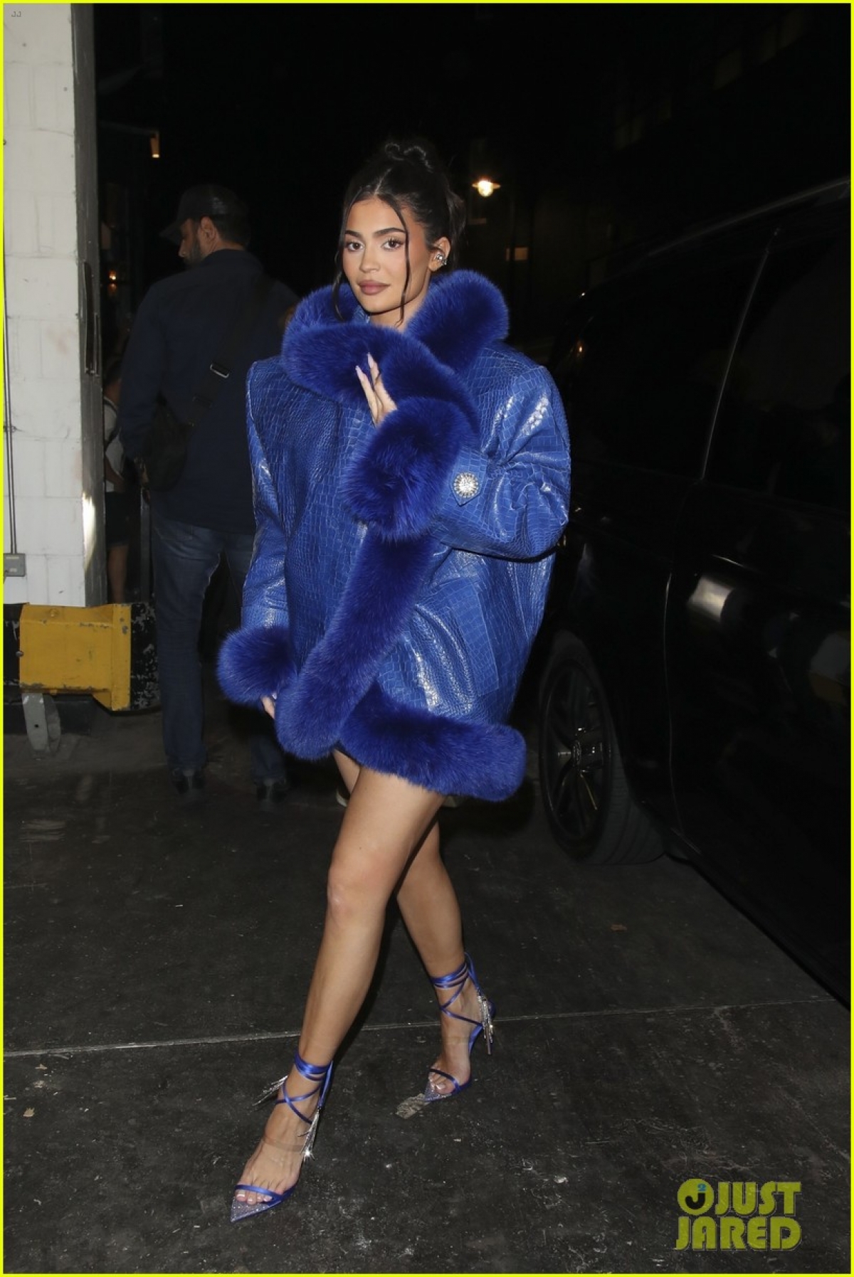 Kylie Jenner sành điệu đi ăn tối cùng bạn bè sau buổi chụp hình - Hình 3