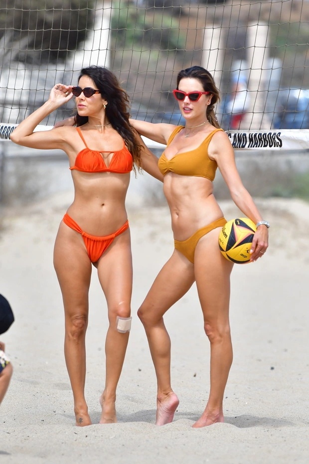 Người mẫu hai con đốt mắt fans khi mặc đồ bơi chơi bóng chuyền bãi biển - Hình 1