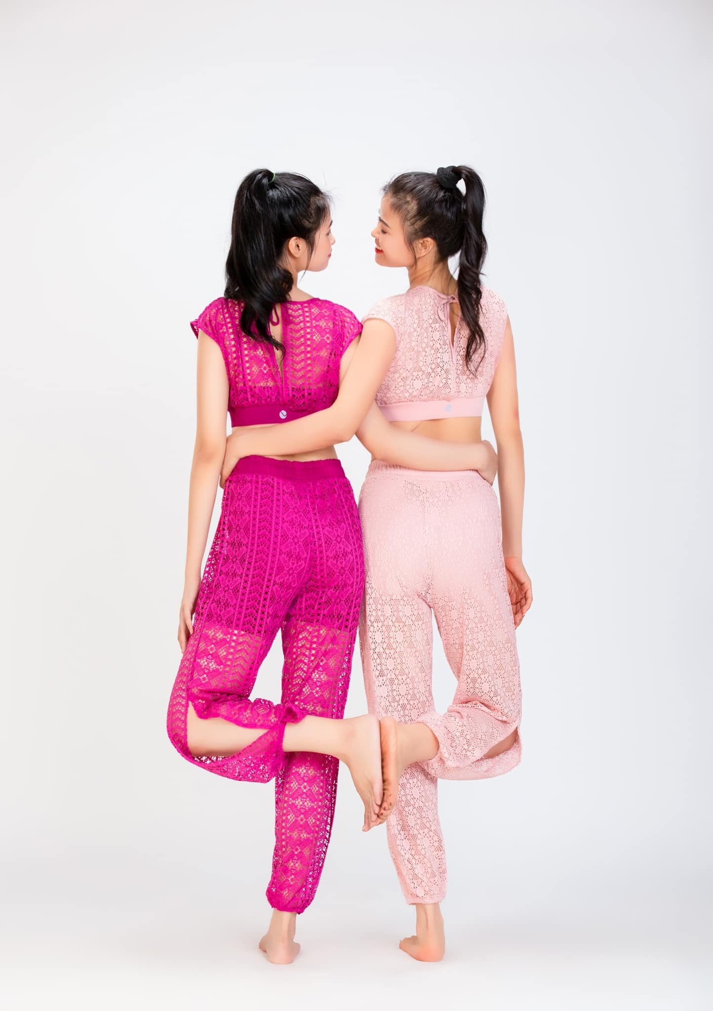 Nhan sắc, vóc dáng như thanh nữ 20 nhờ bí quyết rèn luyện thể thao, tập Yoga - Hình 16