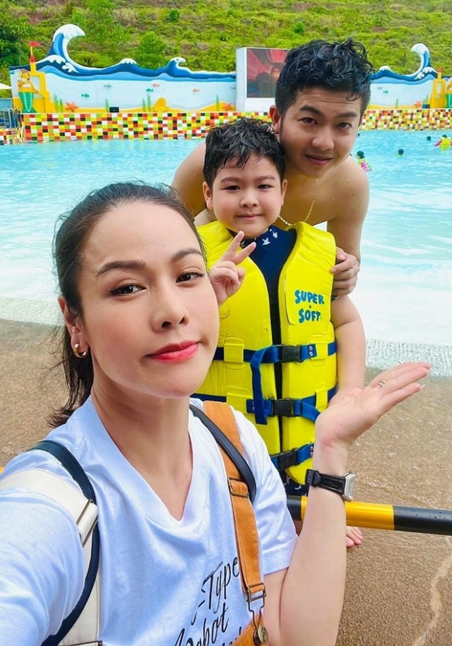 Nhật Kim Anh để lộ hint ngủ chung cùng chồng cũ vì con trai trong chuyến du lịch Singapore - Hình 1