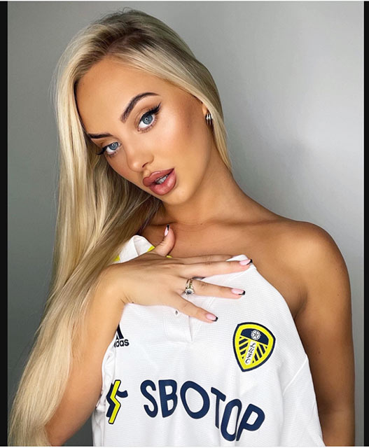 Những fan nữ bốc lửa khuấy động Premier League - Hình 7