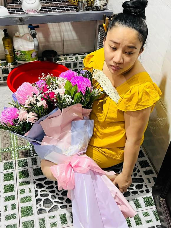 Sau lời hứa bù đắp lỗi lầm, Lê Dương Bảo Lâm nay cũng đã tặng hoa cho vợ nhưng lại dằn mặt cực hài - Hình 1