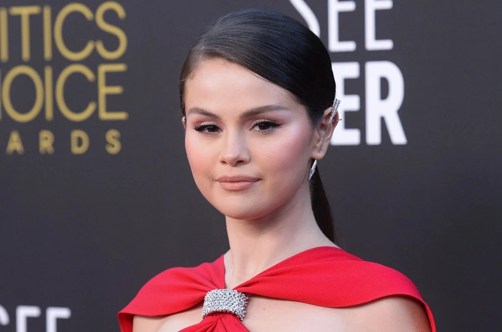 Selena Gomez tiết lộ việc muốn kết hôn và sớm làm mẹ sau tin đồn hẹn hò đạo diễn người Ý - Hình 2
