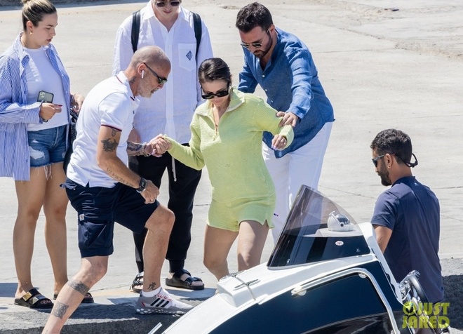 Selena Gomez vướng tin hẹn hò đạo diễn người Italy - Hình 2