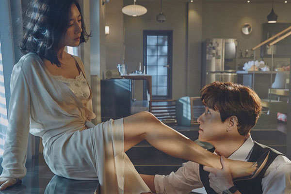 Sôi máu vì bắt gặp cảnh chồng đang mây mưa với bồ trên ghế ngay tại nhà mình khi về sớm hơn thường lệ - Hình 1
