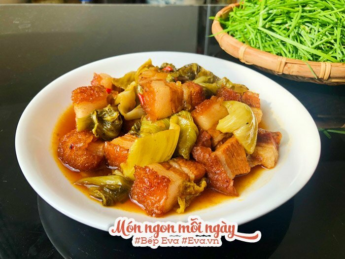 Thịt heo quay ăn không mãi cũng chán, đem kho với dưa cải được ngay món trôi cơm bất ngờ - Hình 9