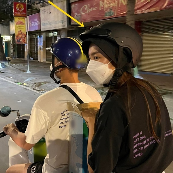 Thùy Tiên đi xe máy làm từ thiện, Quang Linh Vlog lộ ảnh thân thiết gái xinh, còn đòi lưu số anh đi? - Hình 2