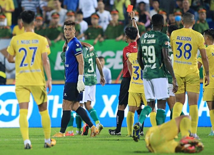 Văn Khoa trả giá đắt vì đấm cựu tuyển thủ U23 - Hình 1